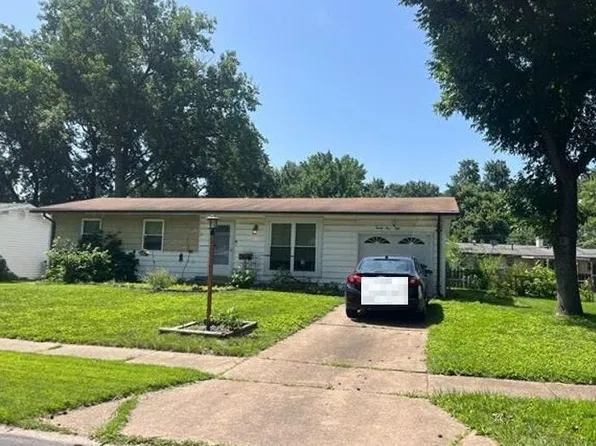 2150 N Pointe Ln, Florissant, MO 63031