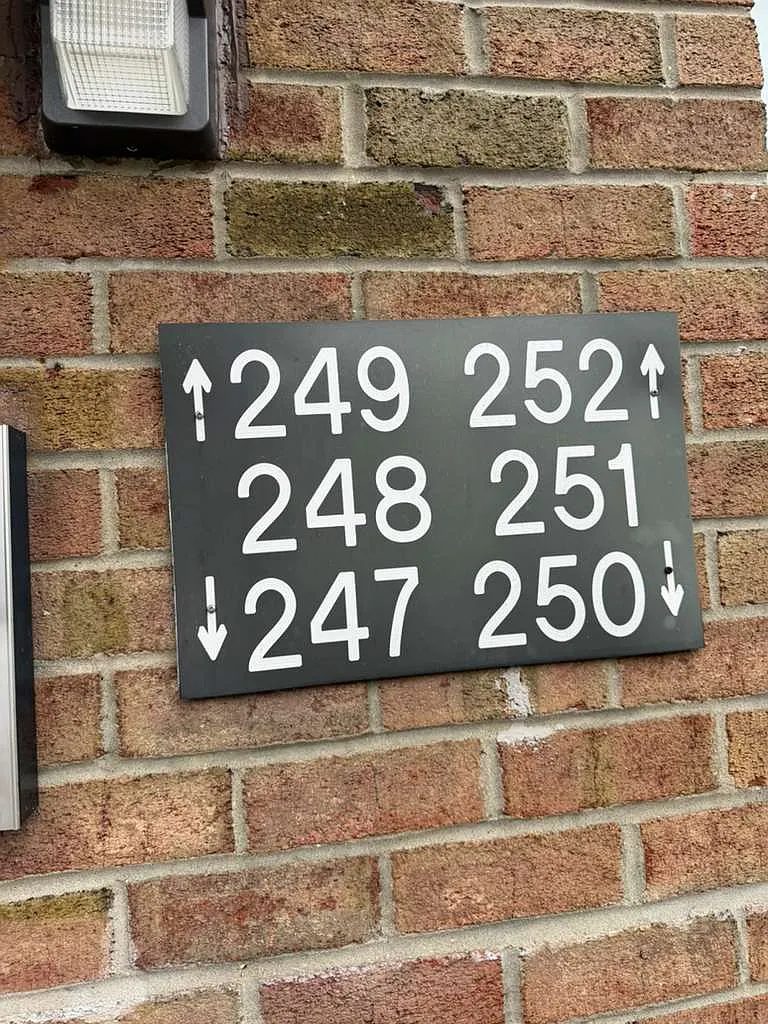 2 bed, 900 sqft, $2,200 — Photo 2