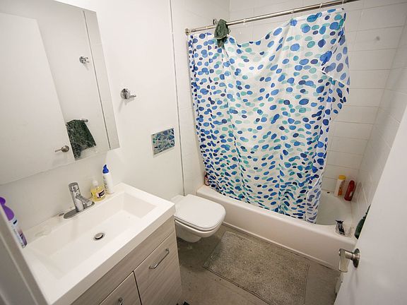 4th image of 107 Howe St