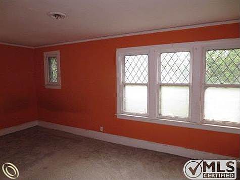 261-925603 bedroom 2.JPG