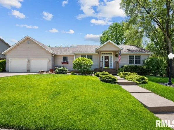 77 Park View Dr, Eldridge, IA 52748