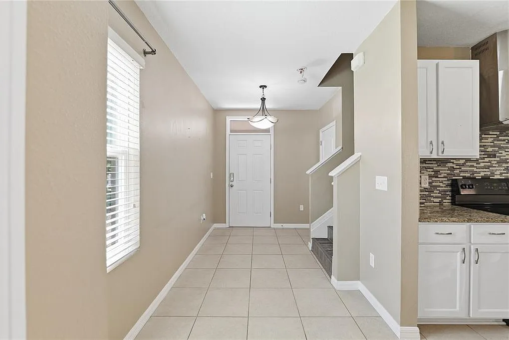 4 bed, 2.5 bath, 2303 sqft, $2,400 — Photo 2