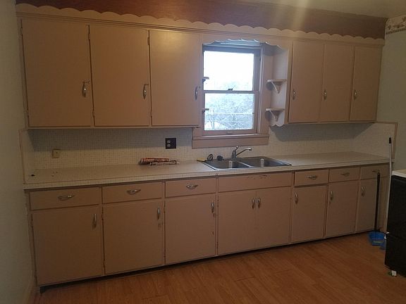 2nd image of 303 W Oak St