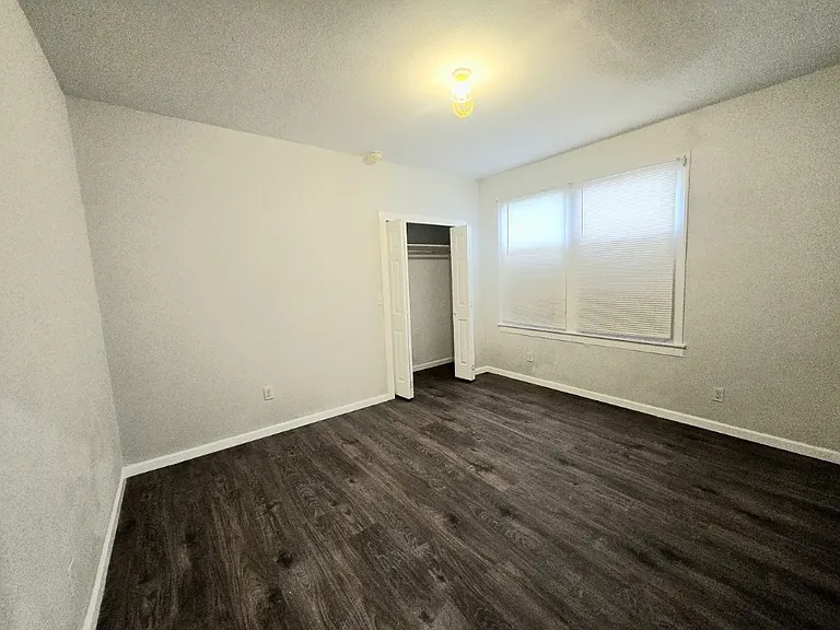 2623 W Houston St — Photo 23