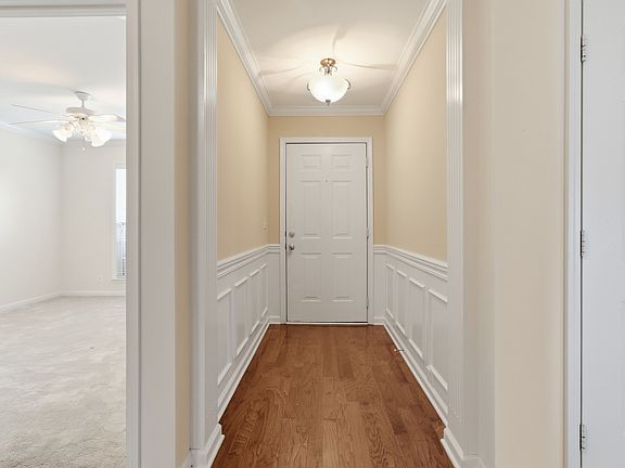 4th image of 439 Golfview Ct
