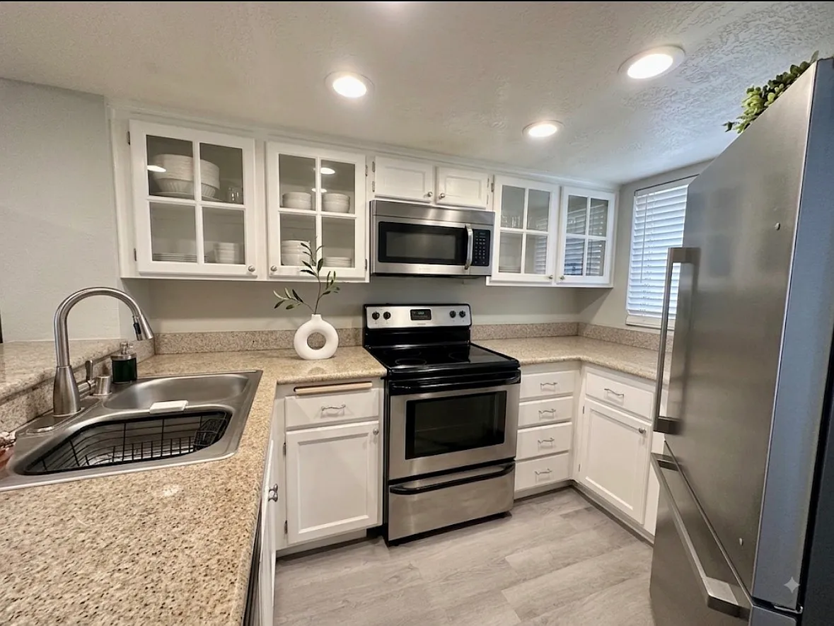 2 bed, 1040 sqft, $4,500 — Photo 3