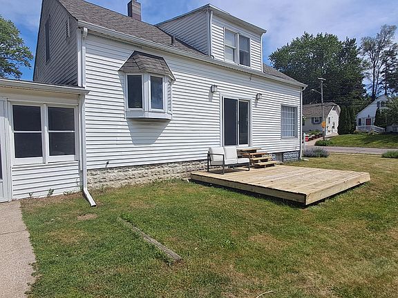 2nd image of 851 Hollywood St NE