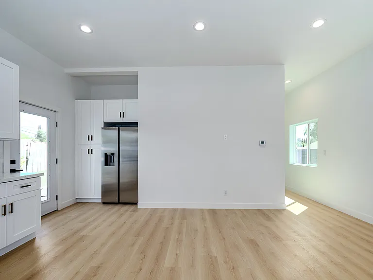 2576 Avenida De Las Plantas #B — Photo 10