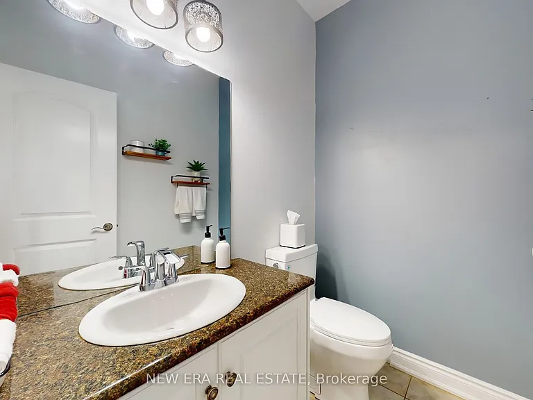 1031 Lake Dr N #UPPER — Photo 13