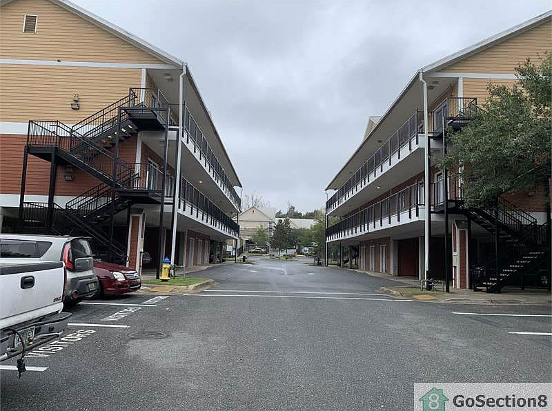 2nd image of 401 Putnam Dr
