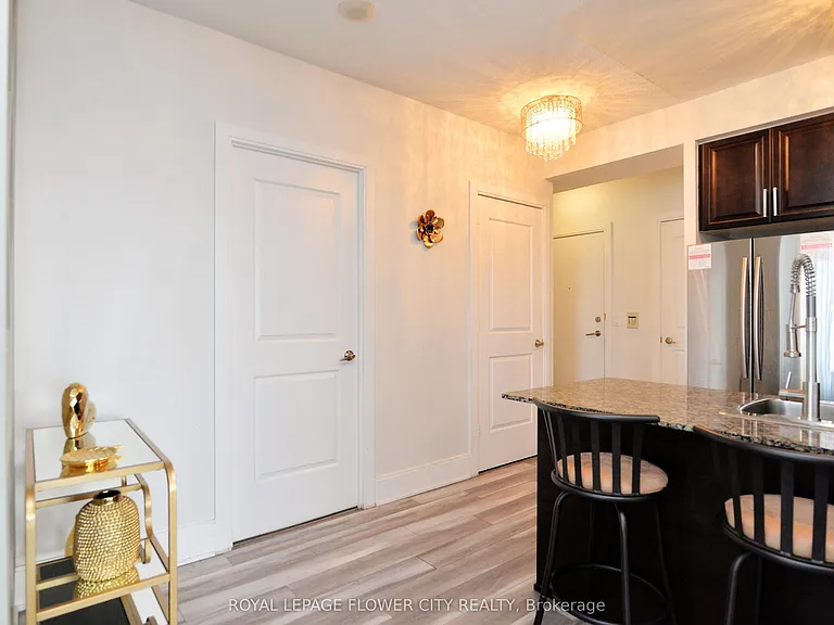 330 Burnhamthorpe Rd W #1902 — Photo 7