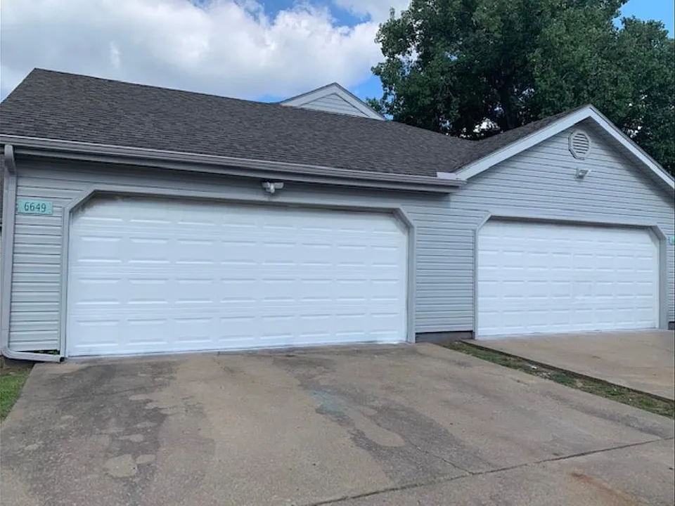 6651 S Utica Pl