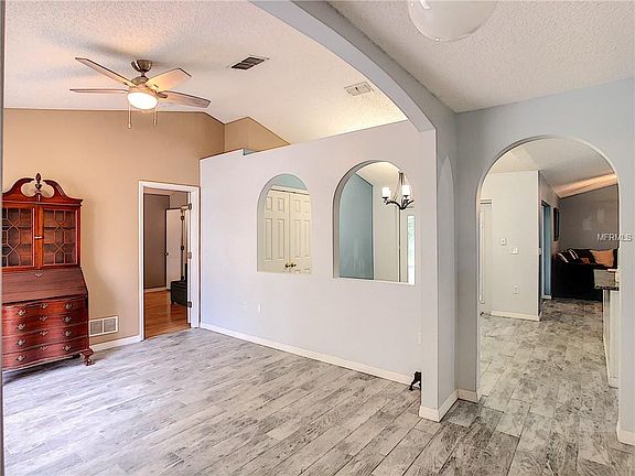5th image of 221 Pleasant Gardens Dr