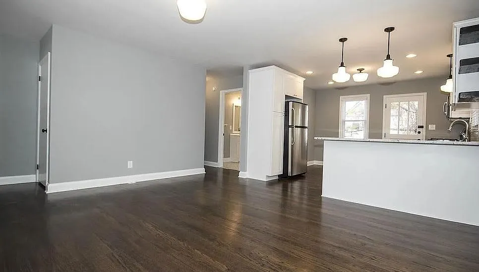 4401 Buchanan Ave — Photo 3