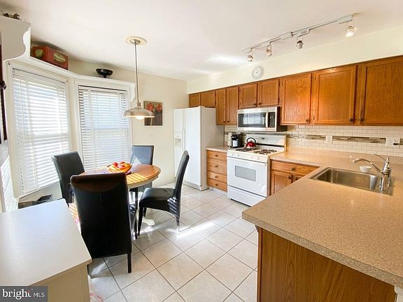 5th image of 27 Devon Ct