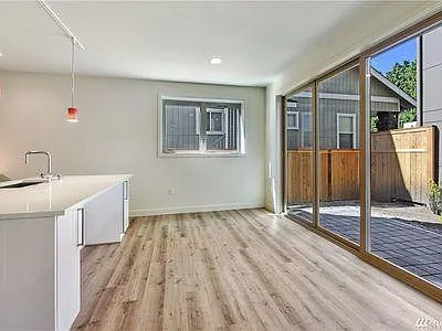 4718 8th Ave NE — Photo 8