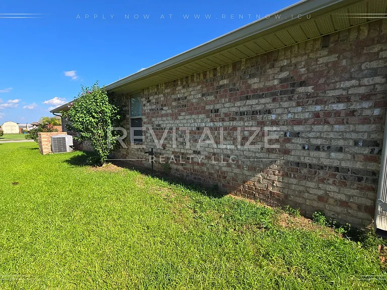 2005 Bourbon St — Photo 25