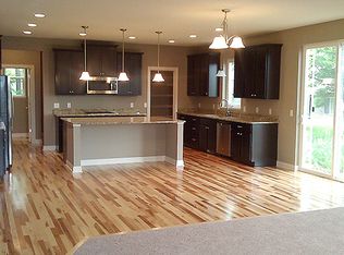 8025 Lakebridge Ln, Victoria, MN 55386