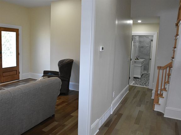 3rd image of 915 Liberty St