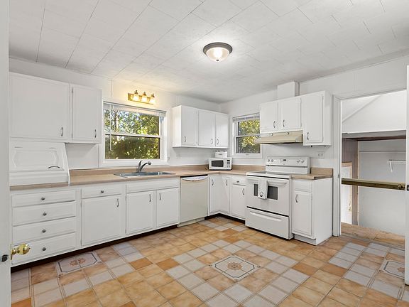 3rd image of 714 James St