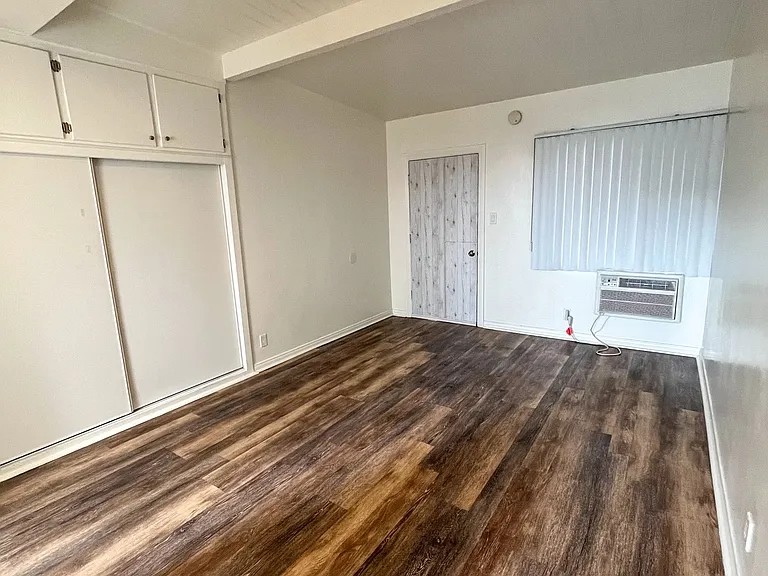 1144 N Hollywood Way — Photo 19