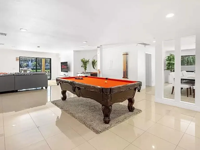 437 Holiday Dr — Photo 10