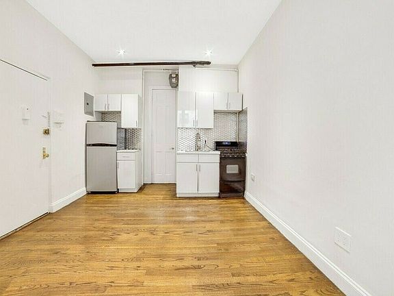 2nd image of 208 W 88th St Frnt 1