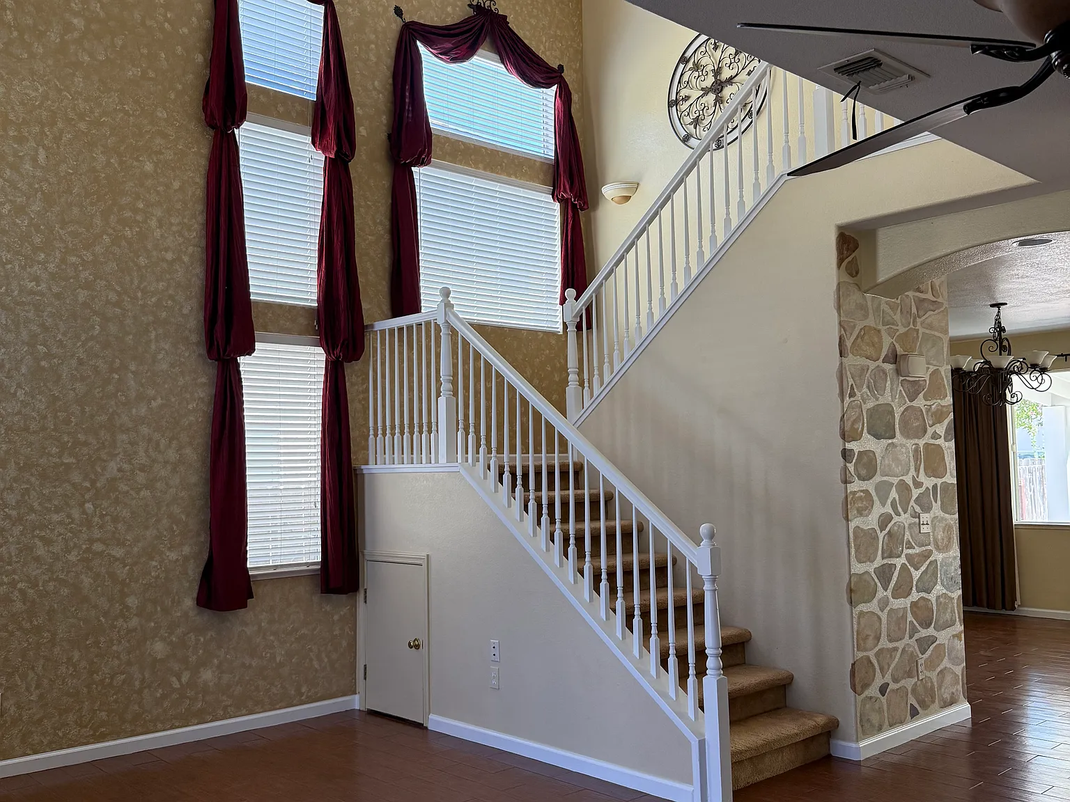 4 bed, 2.5 bath, 1945 sqft, $2,300 — Photo 2