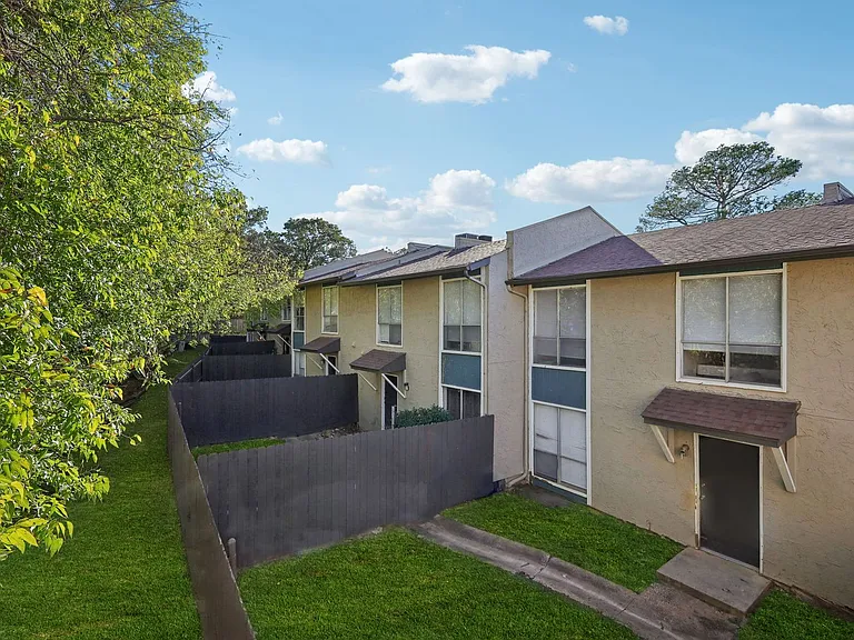Hollyhills Apartments — Photo 13