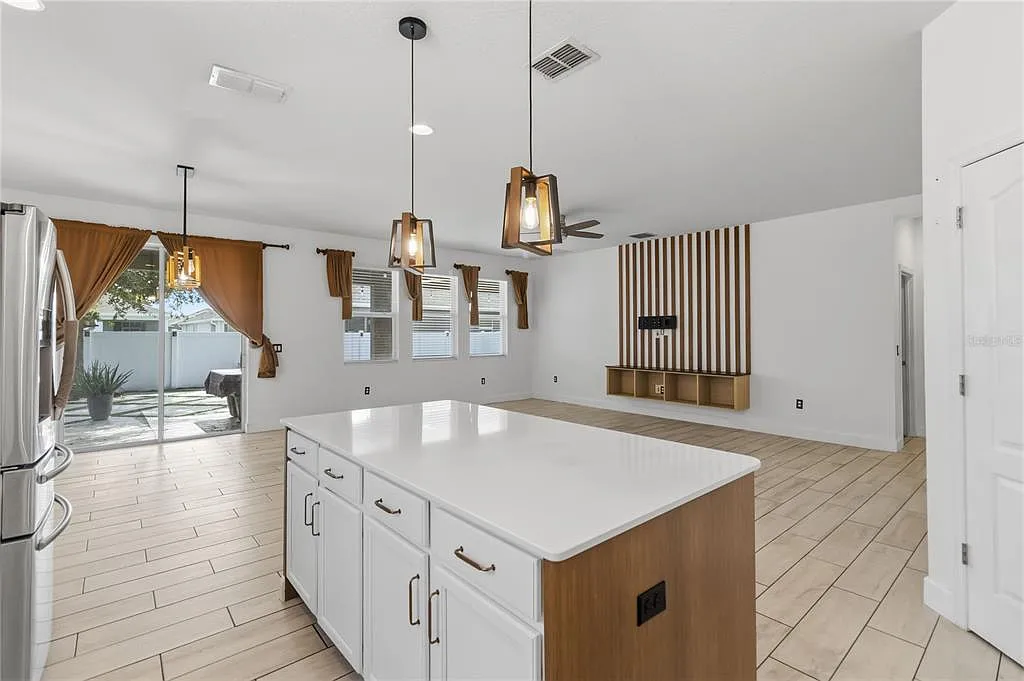 4 bed, 2.0 bath, 1980 sqft, $2,800 — Photo 4