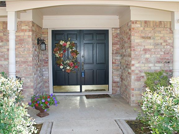 3rd image of 2827 Stutz Dr