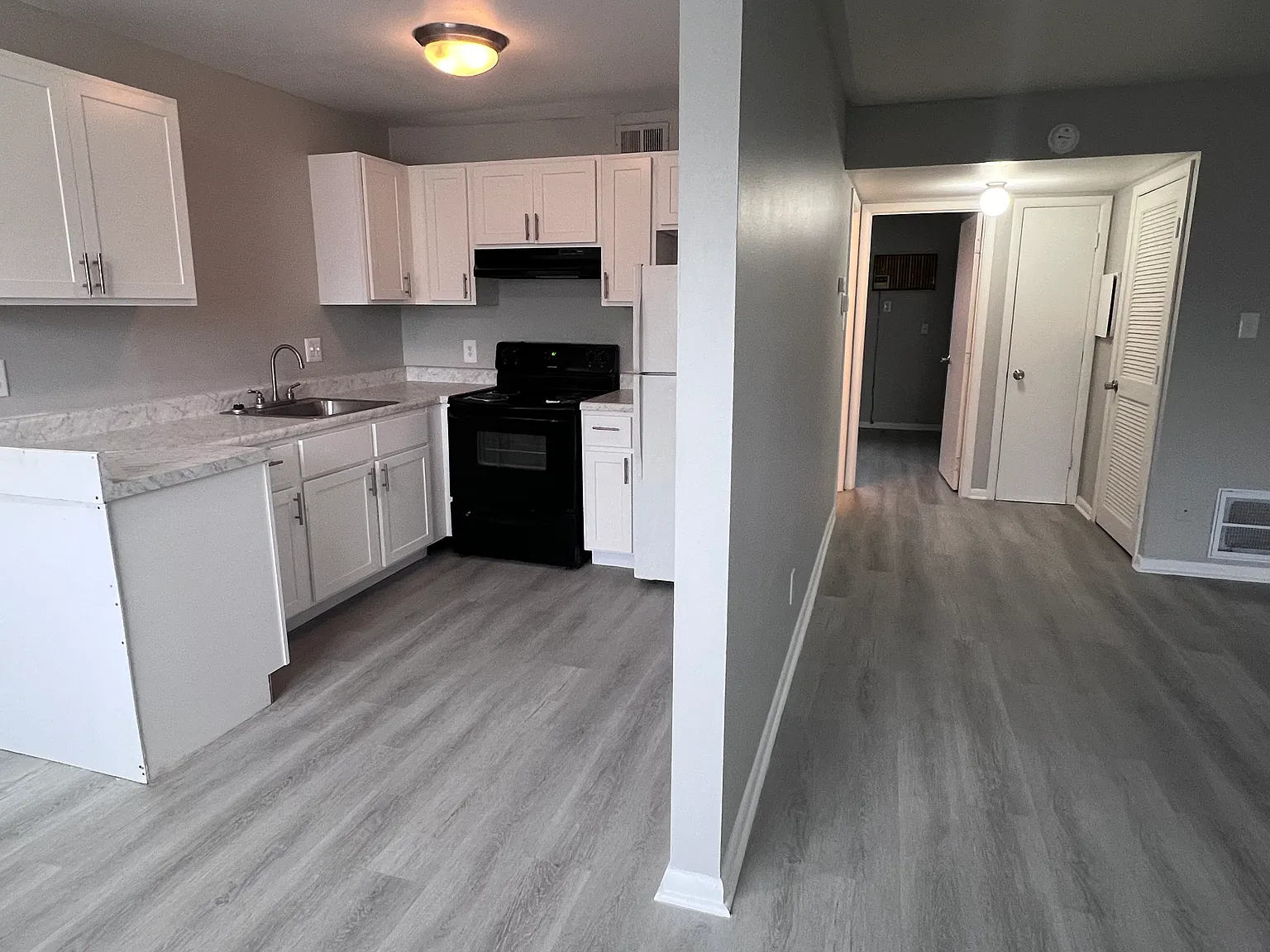 1 bed, 1.0 bath, $1,374 — Photo 2