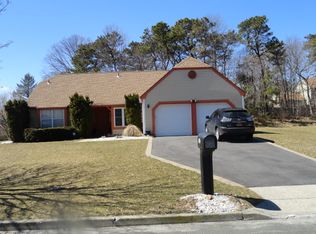 12 Gregg Ln, Coram, NY 11727