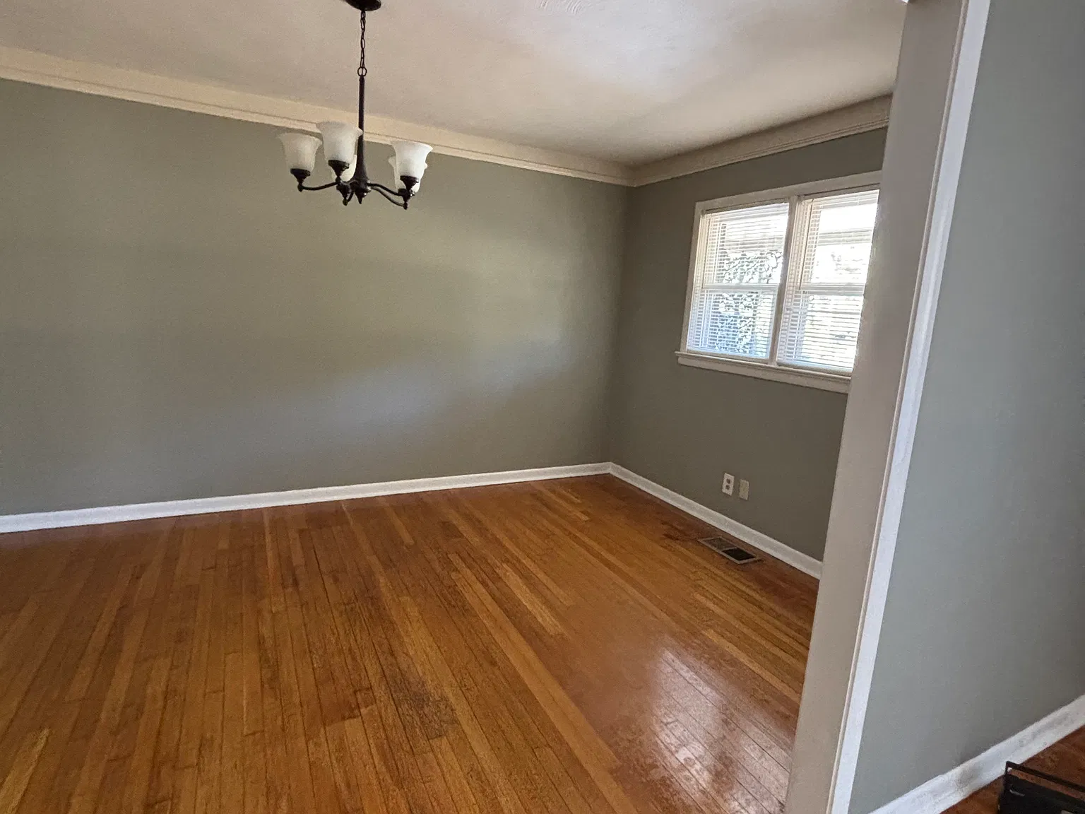 3 bed, 1.5 bath, 2700 sqft, $1,500 — Photo 3