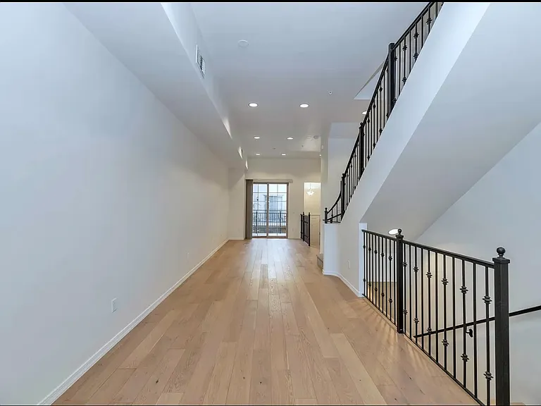 421 W 6th St #1016 — Photo 7