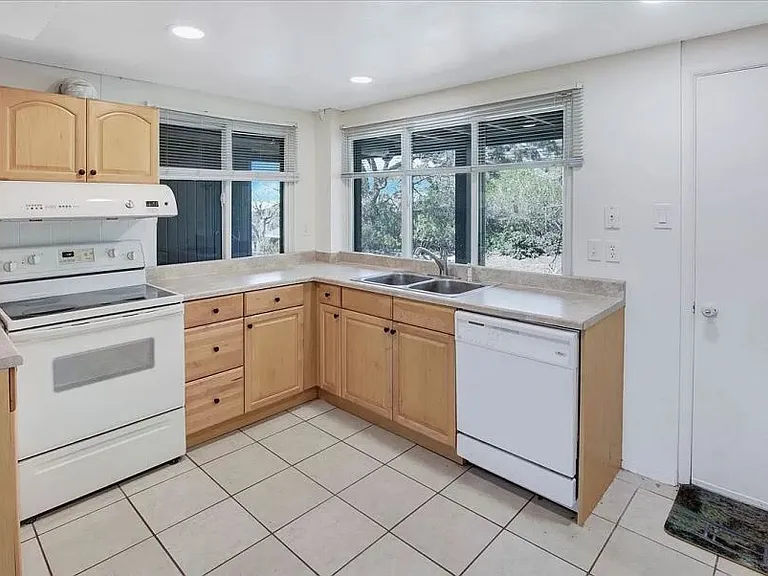 2895 E Oakridge Dr — Photo 4