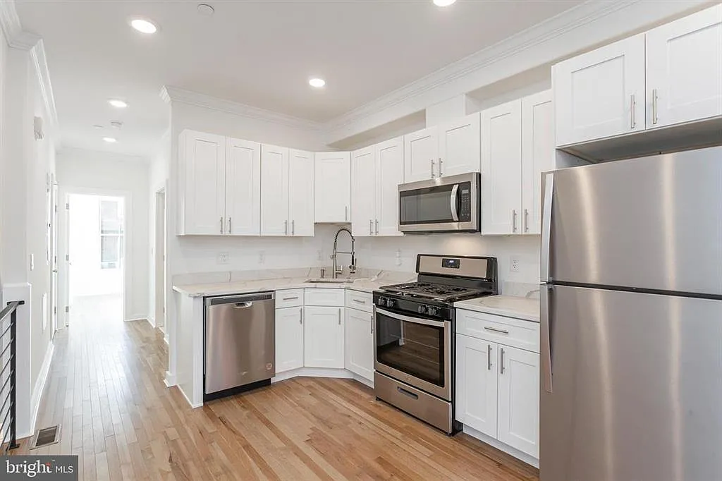 3 bed, 1300 sqft, $2,300 — Photo 4