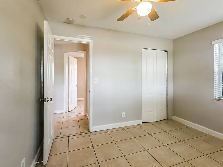 2520 NE 7th Ter — Photo 10