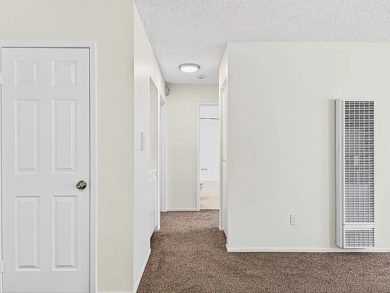 1075 Loma Ave — Photo 4