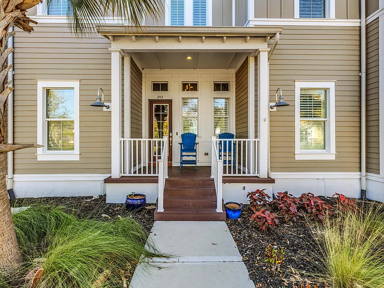 289 Sapphire Lake Dr #202 — Photo 2