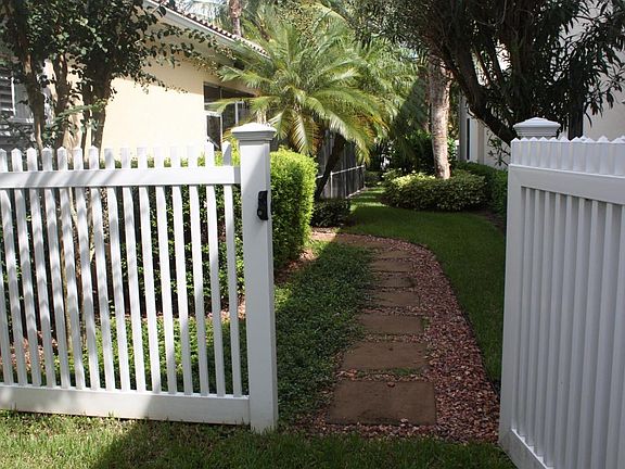 Side Gate