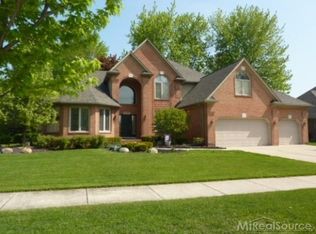 28057 Ashland Ave, Harrison Township, MI