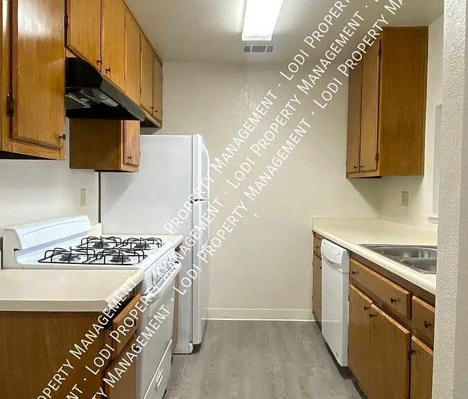 511 Almond Dr #10 — Photo 6