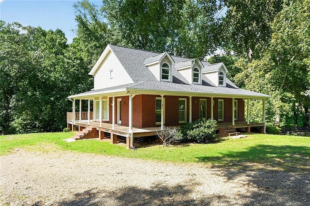 5 bed, 3.5 bath, 3599 sqft, $2,490 — Photo 3