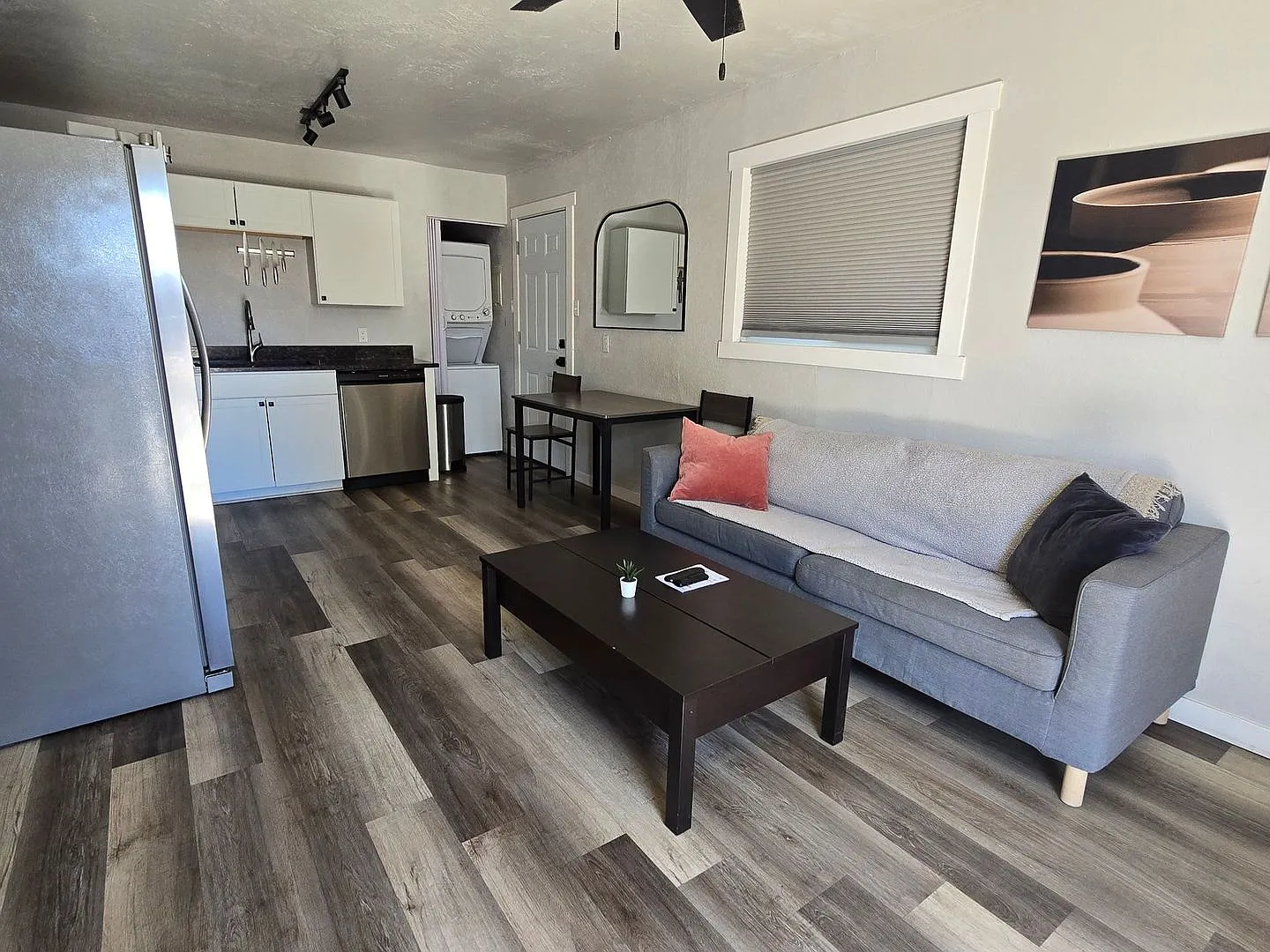 715 S Laguna — Photo 1