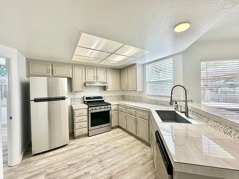 266 Royal Glen Dr — Photo 10