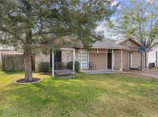 908 Chinaberry Dr, Bryan, TX 77803
