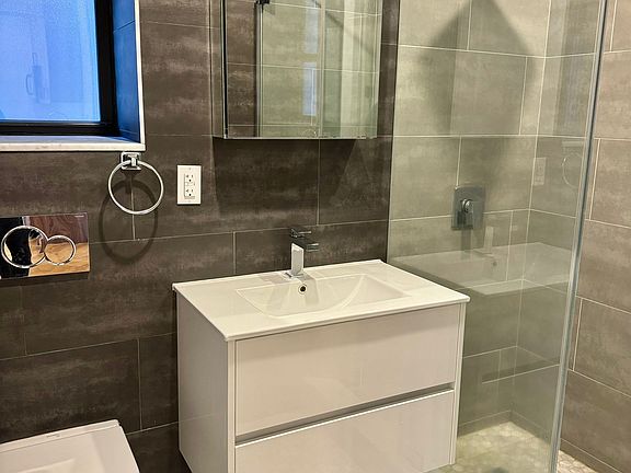 5th image of 921 Washington Ave #144