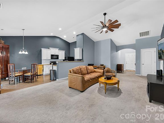 2nd image of 809 Gunnar Dr