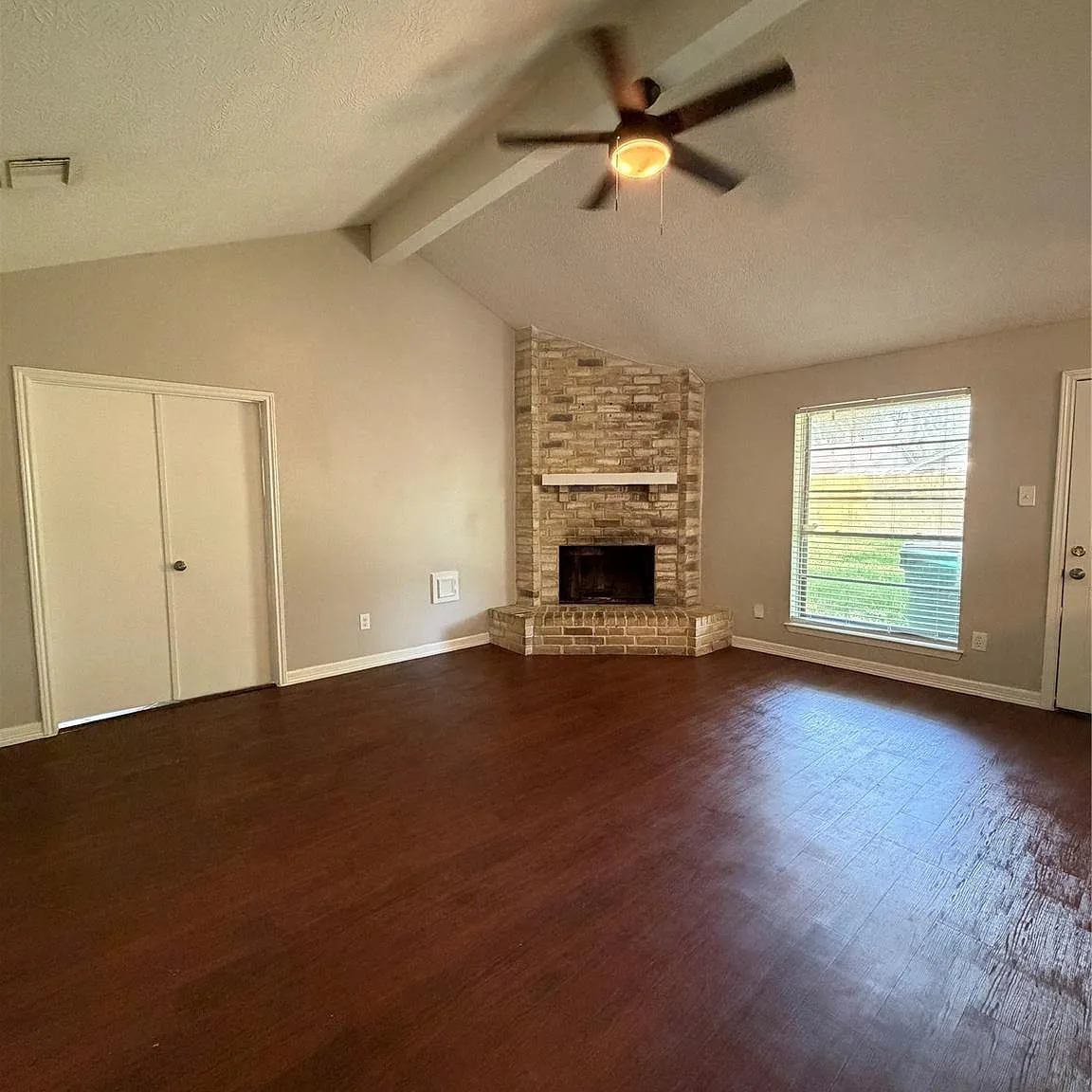 4 bed, 2.0 bath, 1413 sqft, $1,900 — Photo 4